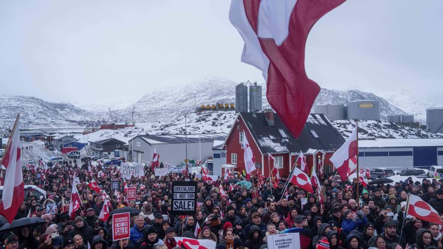 Gente protesta contra la estrategia de Donald Trump hacia Groenlandia ante el consulado estadounidense en Nuuk, Groenlandia. FOTO: