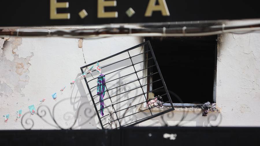 Las autoridades no han divulgado las edades de las víctimas y no reportaron fallecimientos ni lesiones entre adultos. Tampoco han revelado qué causó el incendio.