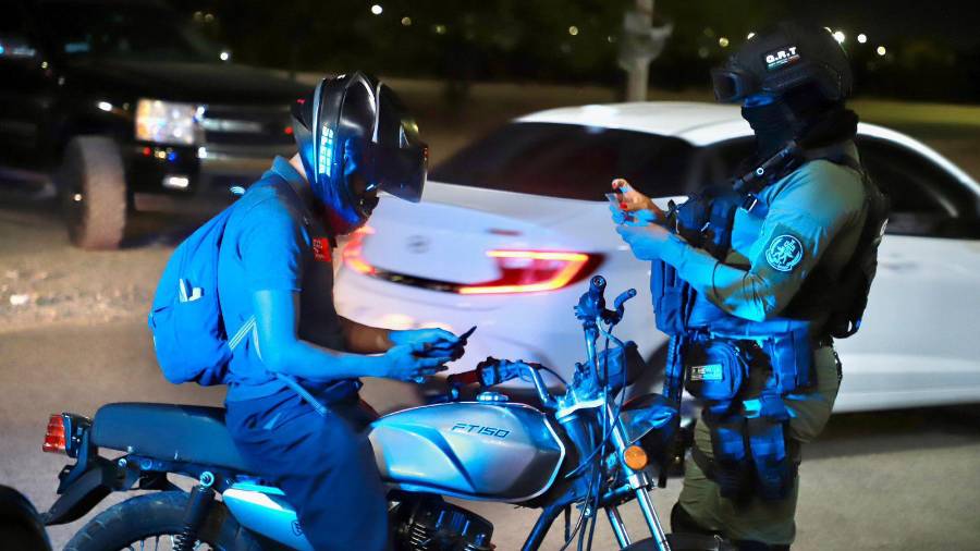 El incidente ocurrió cuando los adolescentes intentaron esquivar un filtro policial a alta velocidad, lo que derivó en una movilización de elementos de la Dirección de Seguridad Pública Municipal en calles céntricas.