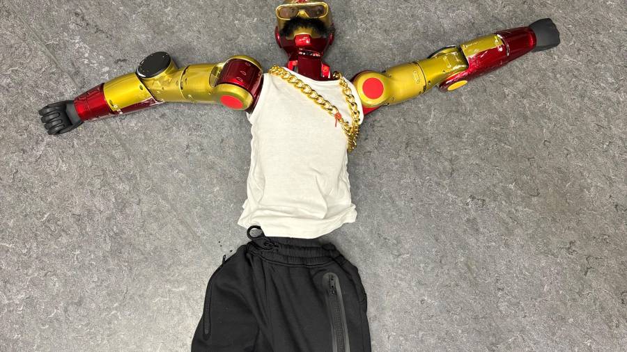 Esta fotografía del domingo 11 de octubre de 2026, facilitada por la policía de Colonia, muestra un robot incautado como prueba en Colonia.