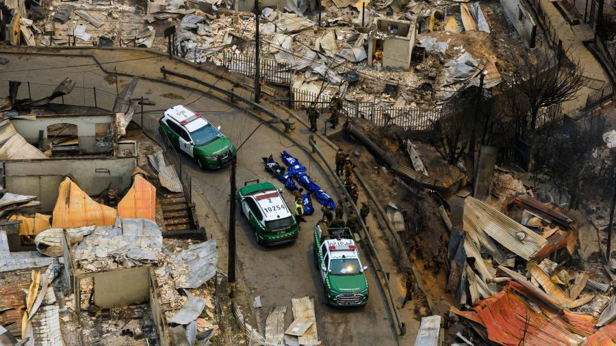 La policía recupera los cuerpos de las personas fallecidas tras los incendios forestales que arrasaron viviendas cerca de Lirquen, Chile, el domingo 18 de enero de 2026.