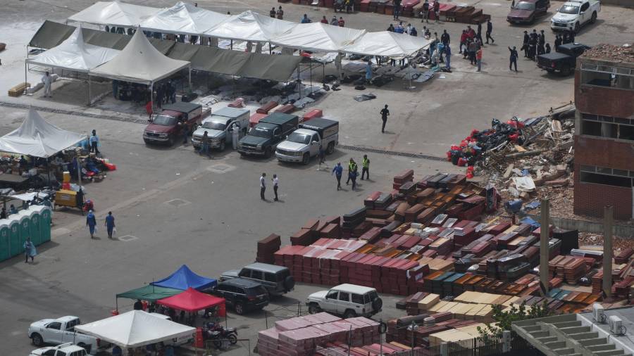 Personal forense clasifica los cuerpos de las víctimas de los terremotos, el sábado 4 de julio de 2026, en el puerto de La Guaira, Venezuela.