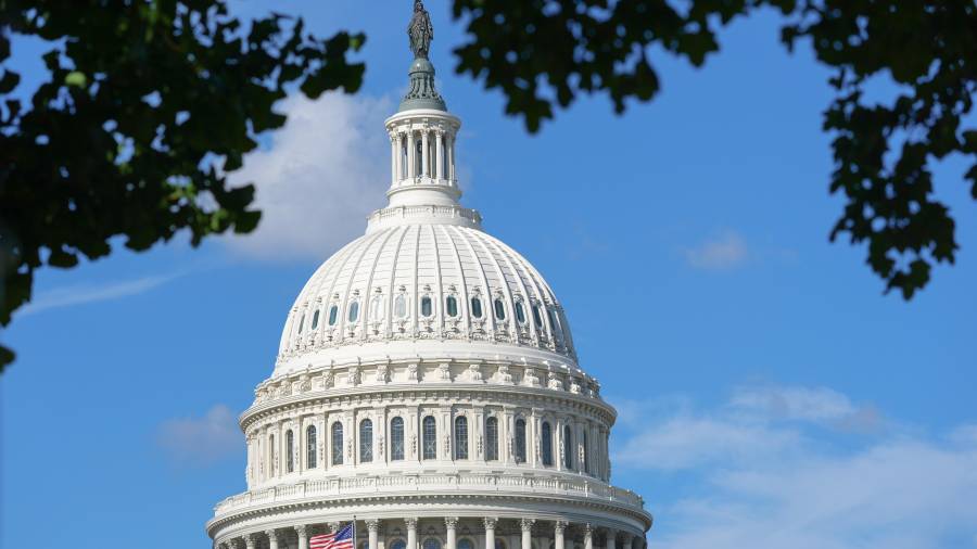 Los Super PAC son los comités de acción política de gasto independiente y recaudan cantidades ilimitadas de dinero de individuos u organizaciones con el propósito de publicidad de campaña