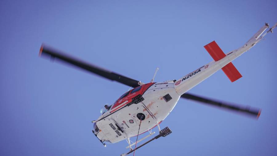 El combate al incendio se realiza con el apoyo de un helicóptero y también por tierra, informó Protección Civil del estado