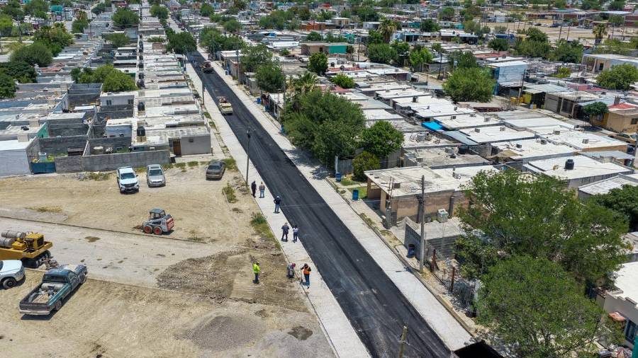 La supervisión de los últimos detalles de pavimentación en la calle Kakanapo garantizan la calidad de la obra. FOTO: CORTESÍA