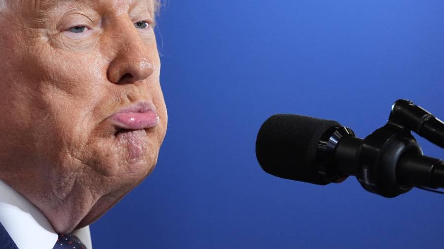 El presidente Donald Trump hace un gesto pronuncia durante su discurso en el Rockland Community College en Suffern, Nueva York.