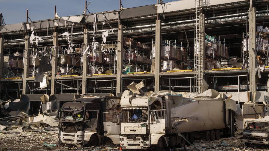 Un centro logístico de Novus se ve dañado después de un ataque ruso en Kiev, Ucrania.