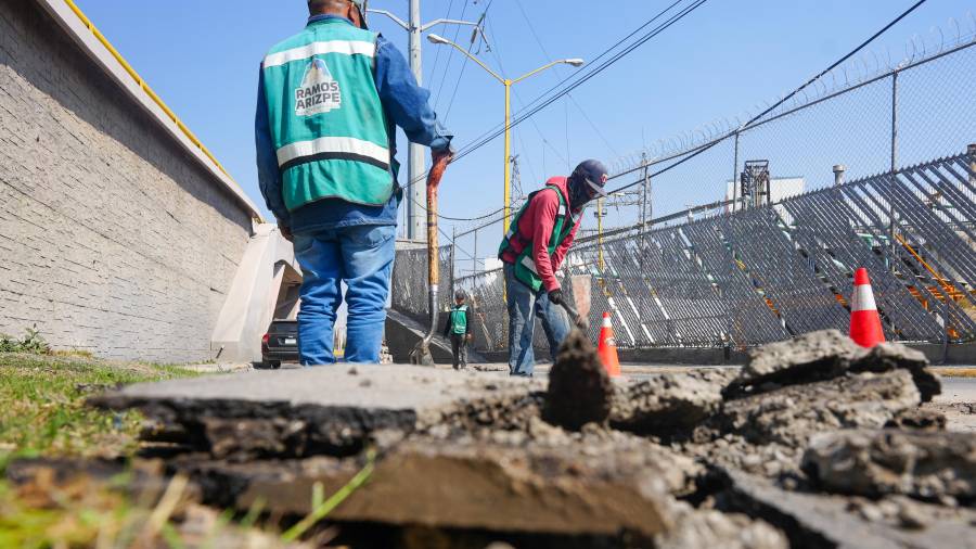 Cuadrillas municipales realizaron trabajos de mantenimiento en vialidades de distintos sectores.