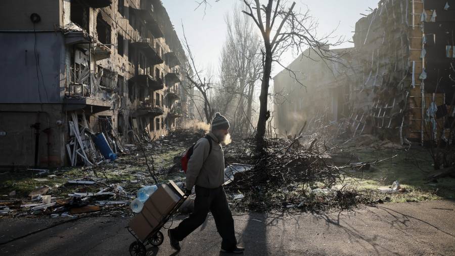 Un residente camina por una calle en la ciudad de Kostyantynivka, en primera línea del frente, escenario de intensos combates con las tropas rusas en la región de Donetsk, Ucrani