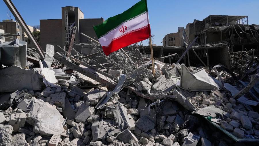 Una bandera iraní se coloca entre las ruinas de una comisaría atacada el lunes durante la campaña militar estadounidense-israelí en Teherán, Irán, el martes 3 de marzo de 2026.