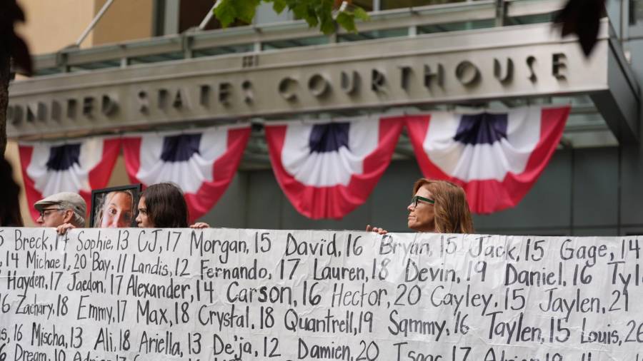 Manifestantes y activistas se reúnen para el histórico juicio federal contra Meta Platforms, la empresa matriz de Facebook e Instagram, en el Tribunal de Distrito de los Estados Unidos en Oakland, California.