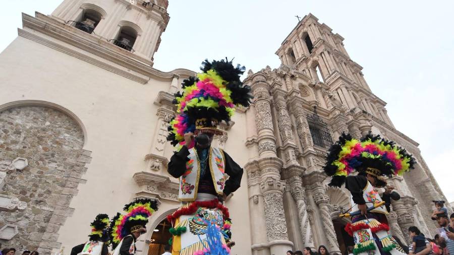 Miles de fieles acudieron a la Catedral de Santiago para participar en la celebración del Santo Cristo de la Capilla.