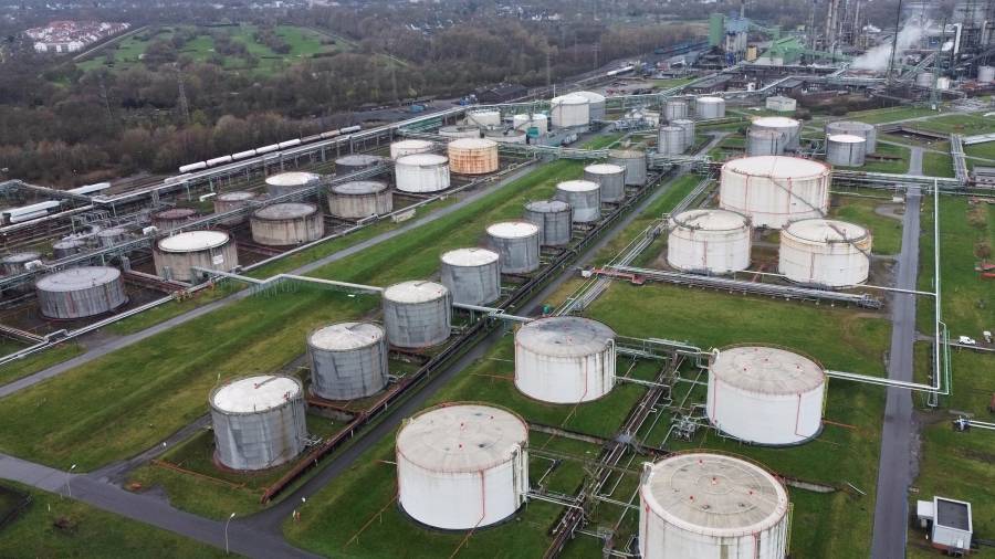 Tanques de petróleo en la refinería de BP en Gelsenkirchen, Alemania. Para paliar los efectos de la guerra en Irán, la AIE va poner a disposición 400 millones de barriles de petróleo de las reservas sus emergencia.