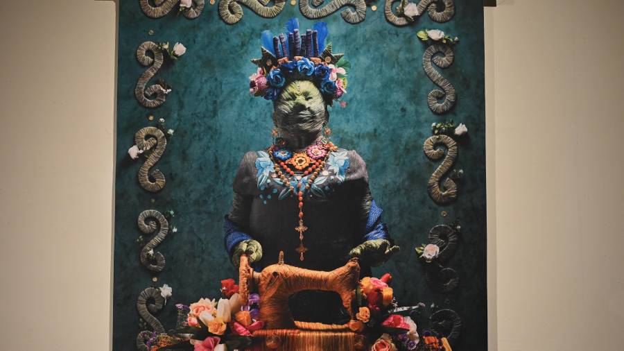 Lizette Abraham fotografía monumentos de hilo y tela en Casa Purcell