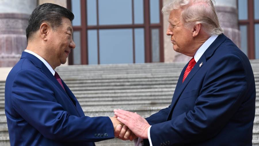 El presidente chino Xi Jinping, a la izquierda, estrecha la mano del presidente estadounidense Donald Trump en el Gran Salón del Pueblo en Pekín.