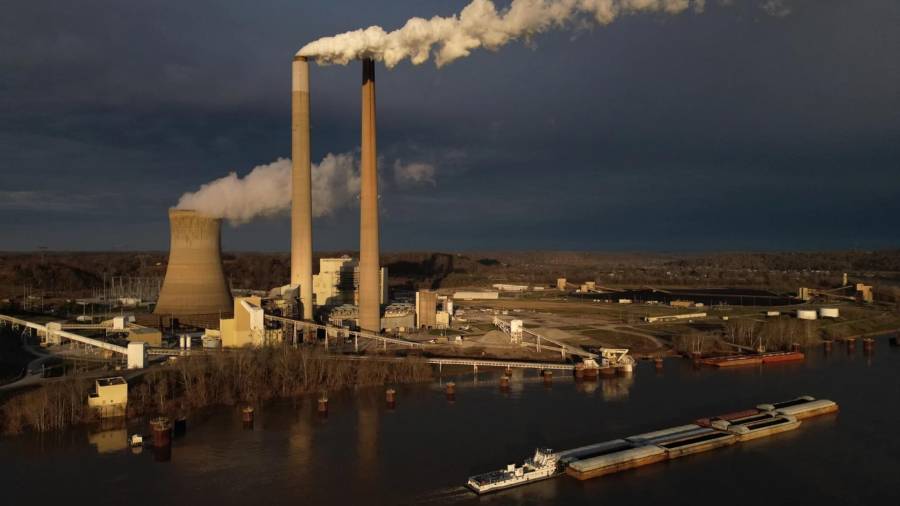 Una barcaza navega por el río Ohio frente a la central eléctrica Mountaineer, una planta alimentada por carbón cerca de New Haven, Virginia Occidental, el 13 de marzo de 2026.