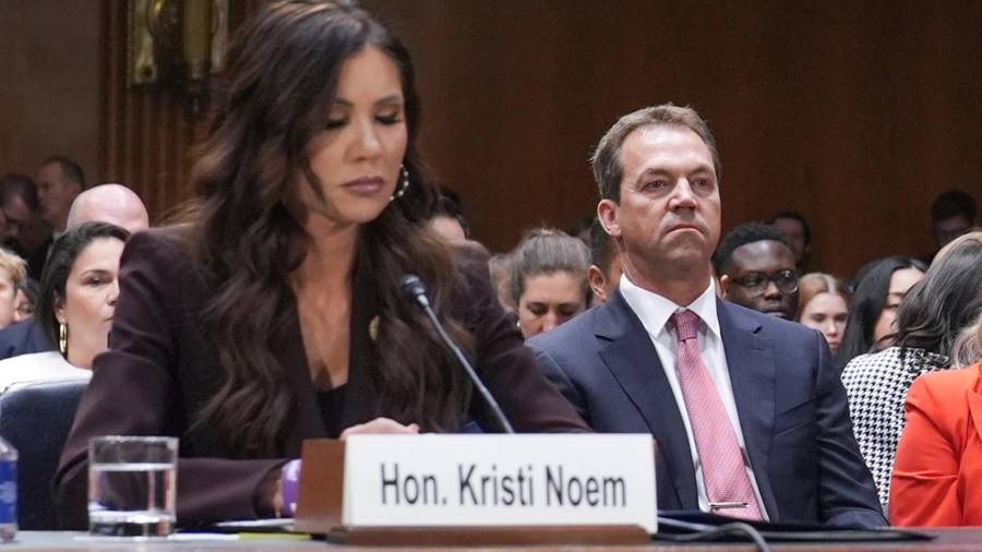 La entonces secretaria de Seguridad Nacional, Kristi Noem y su esposo, Bryon Noem, comparecen ante el Comité Judicial del Senado en el Capitolio de Washington, el 3 de marzo de 2026.