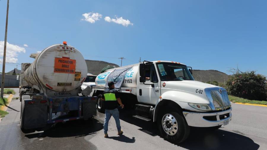 Las pipas han llevado agua directamente a los hogares de sectores como Espinoza Mireles, Satélite Norte y Sur, Puerto de Flores, Puerto de la Virgen, Portal de Agaves y Valle Escondido Sur.