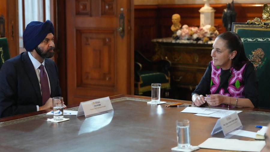 Claudia Sheinbaum Pardo, Presidenta de México con Ajay Banga, presidente del Banco Mundial, en Palacio Nacional. La mandaría recalcó que funcionario y su equipo expresaron interés en participar en el Plan México.