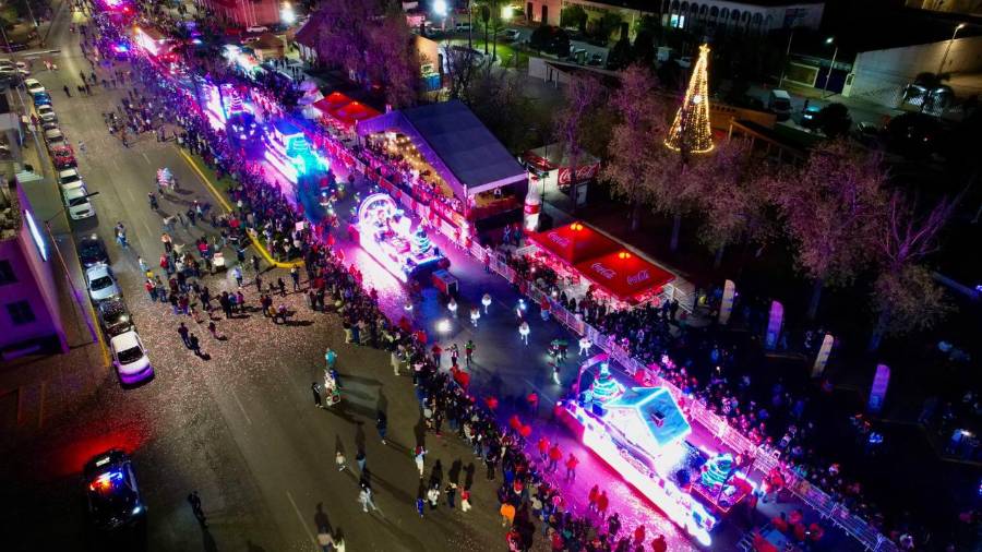 La tradicional Caravana Coca-Cola recorrió las principales avenidas de Saltillo ante la mirada de miles de familias que se congregaron desde temprana hora.