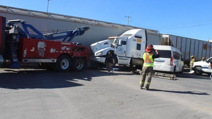 Un tráiler fue embestido por el tren en el bulevar Nazario S. Ortiz.