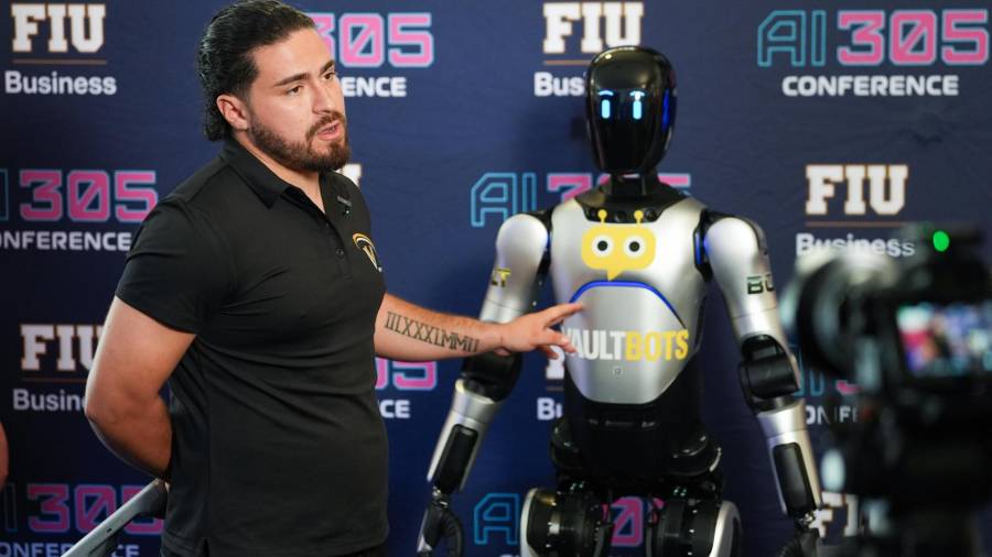 El director de Operaciones de VaultBots, Gabriel Campos, habla sobre Luka, un robot humanoide que la empresa estadounidense VaultBots quiere llevar a hoteles, restaurantes y centros de cuidado de mayores.