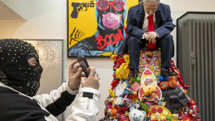 El artista londinense Mason Storm fotografía su obra “Toy Stories”en Basilea, Suiza, que representa al primer ministro israelí Benjamin Netanyahu sentado sobre una montaña de juguetes infantiles.