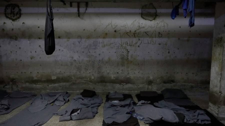 Mantas utilizadas por los prisioneros como colchones en un centro de detención administrado por la inteligencia militar durante el régimen del expresidente sirio Bashar Assad, en Damasco, Siria, el 17 de diciembre de 2024.