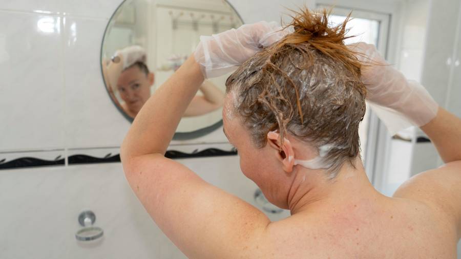 La henna no solo cubre las canas, sino que también mejora la textura, refuerza la fibra capilar y aporta un brillo profundo.