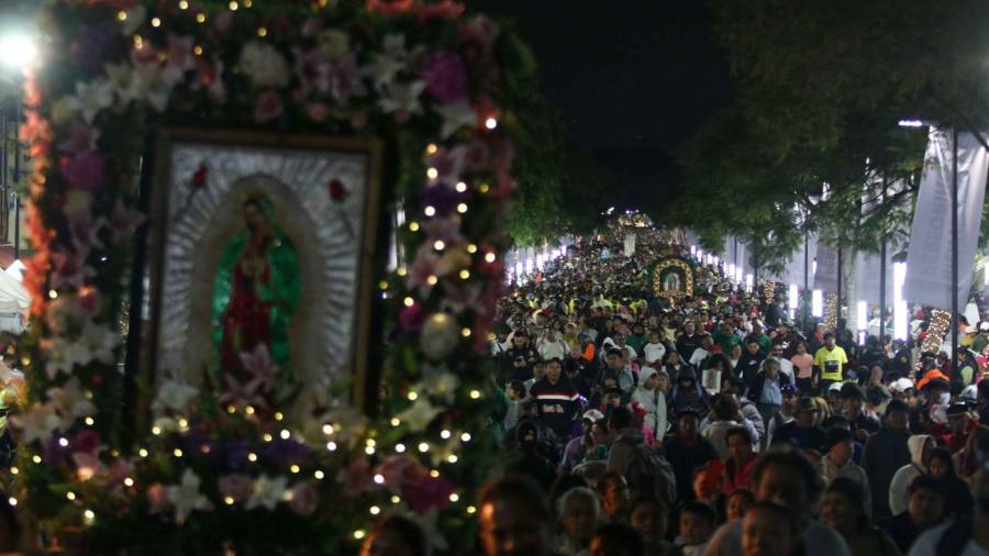 Miles de peregrinos acudieron a celebrar el 494 Aniversario de la aparición de la Virgen de Guadalupe a San Diego en la Basílica de Guadalupe.