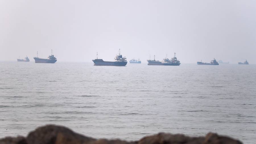Buques comerciales, vistos en el estrecho de Ormuz desde la costa de Bandar Abbas, Irán, el 30 de junio de 2026.