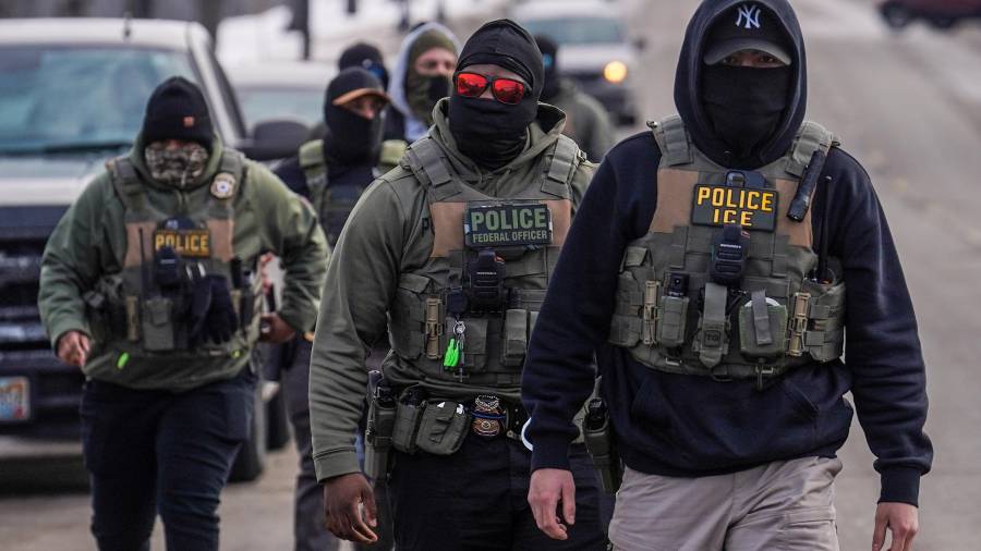 Agentes federales llevan a cabo un operativo migratorio el 5 de febrero de 2026, en las calles de Minneapolis, Minnesota.