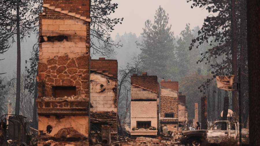 Una hilera de chimeneas son las únicas estructuras que quedan en un barrio residencial tras un incendio forestal en el norte de Spokane, Washington, el lunes 3 de agosto de 2026.