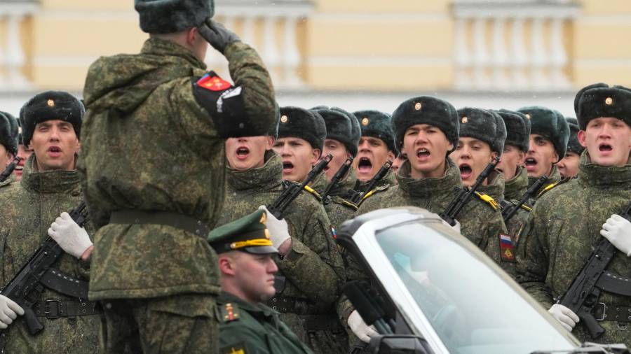 Soldados participan en un ensayo para el desfile militar del Día de la Victoria en la Plaza Dvortsovaya (Palacio) en San Petersburgo, Rusia.