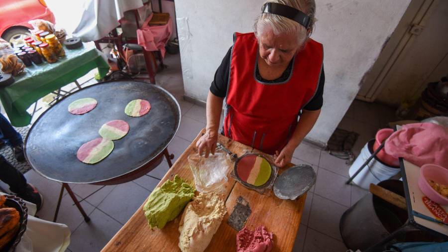 La tortilla de maíz también encareció su precio, con un aumento de 16.9 por ciento, al pasar de 20.90 a 24.42 pesos por kilogramo. Su presencia en diversos alimentos amplía el efecto de su variación sobre el gasto familiar.