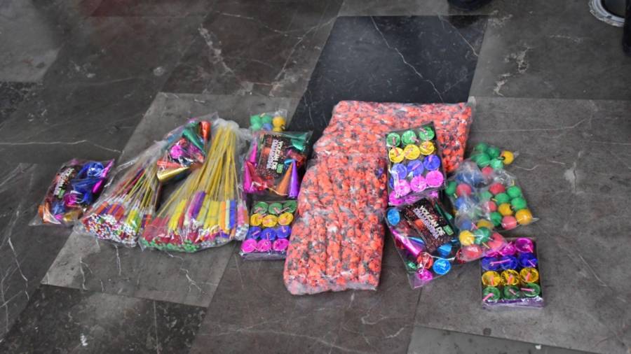 Decomisan 300 kilogramos de fuegos artificiales en el Metro de la Ciudad de México