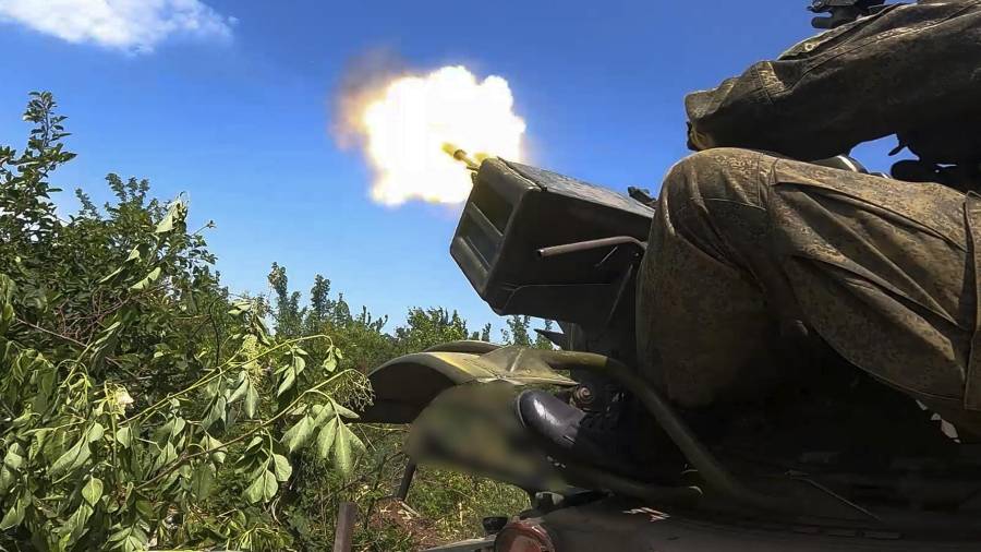 Soldados rusos disparan un arma antiaérea en un lugar no revelado en Ucrania.