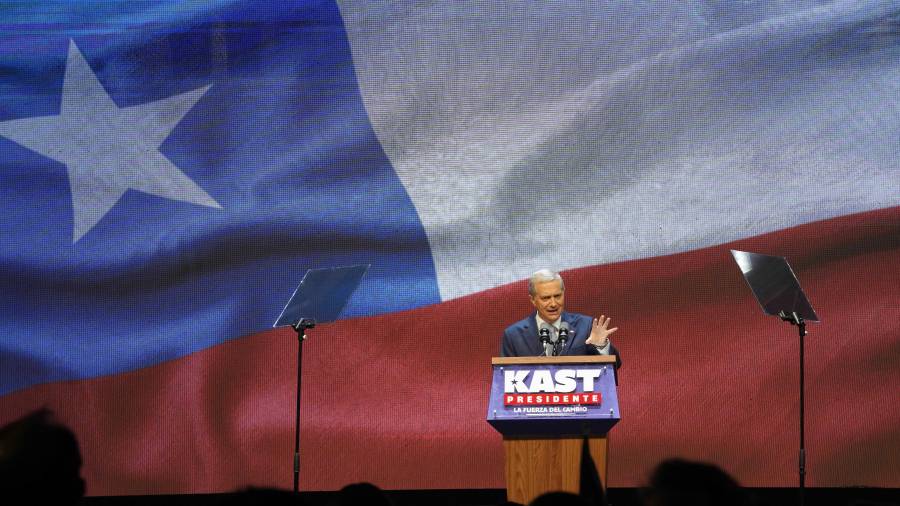 El candidato presidencial José Antonio Kast, del opositor Partido Republicano, celebra su victoria en la segunda vuelta de las elecciones presidenciales en Santiago, Chile.