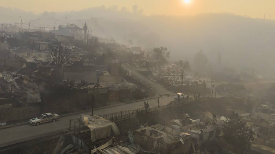 Existen una veintena de incendios en curso, de los cuáles 12 son en Ñuble y Biobío, a unos 500 kilómetros de Santiago. FOTO: