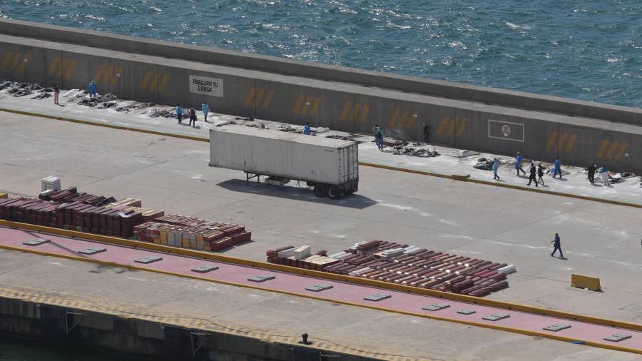 Agentes forenses recuperan los cuerpos de las víctimas del terremoto en el puerto de La Guaira, Venezuela, el lunes 29 de junio de 2026.