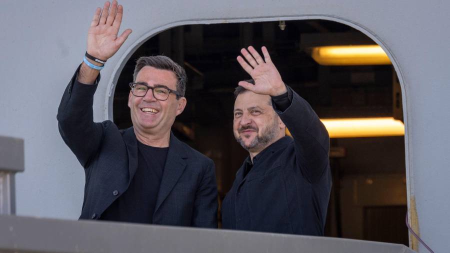 El primer ministro británico Andy Burnham (i) qcon el presidente ucraniano Volodymyr Zelenskyy en una base naval británica en Portsmouth, Inglaterra, el 27 de julio del 2026.