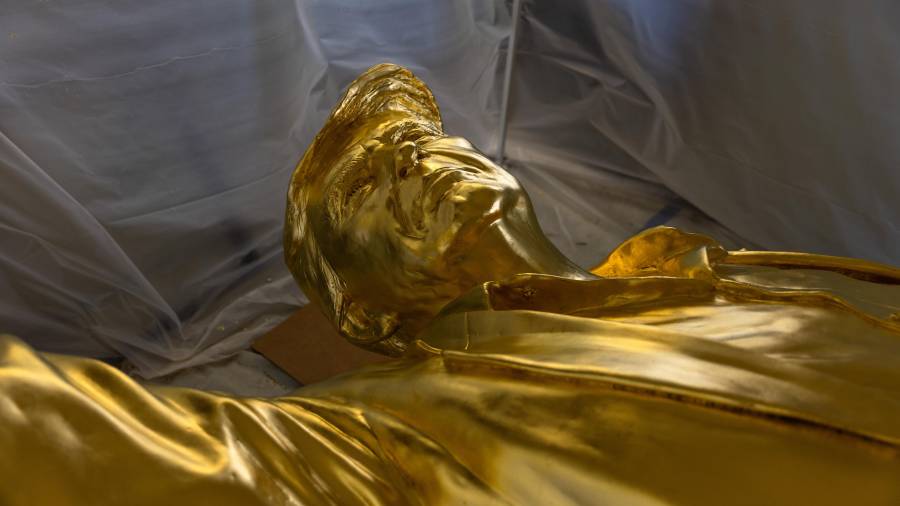 La estatua dorada de Trump, diseñada por Alan Cottrill, protegida bajo una carpa y a la espera de ser enviada, en Zanesville, Ohio.