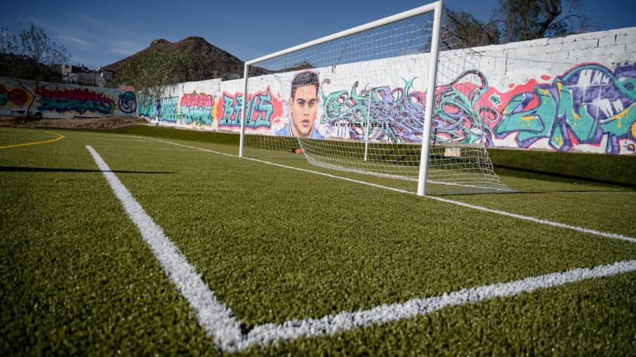 El alcalde Javier Díaz González y autoridades municipales entregaron la obra que incluyó pasto sintético, alumbrado nuevo y malla perimetral.