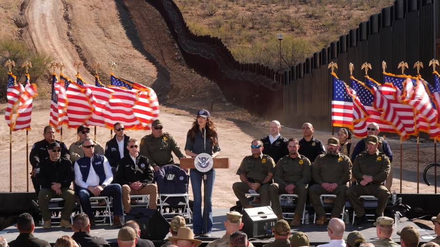 Kristi Noem, Secretaria del Departamento de Seguridad Nacional, habla con miembros del CBP, del ICE, la Patrulla Fronteriza y la Guardia Costera en la frontera con México en Nogales, Arizona.