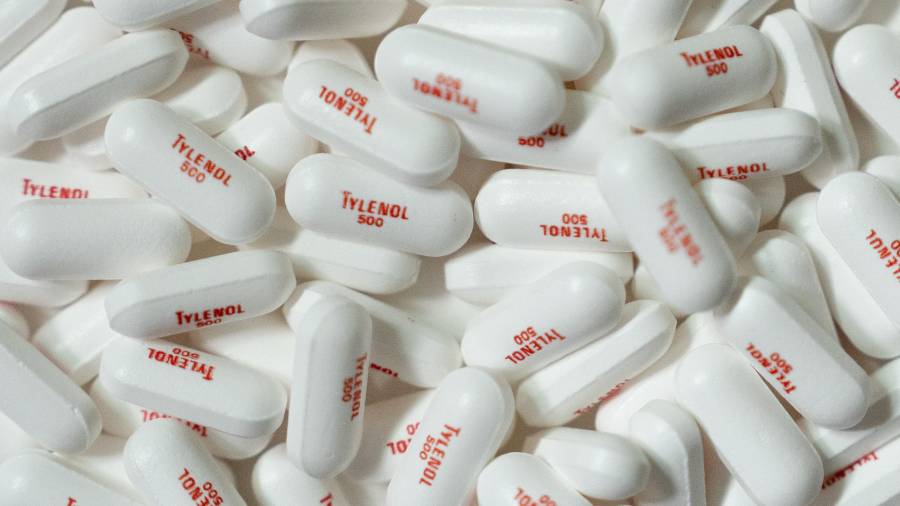 Varias pastillas de Tylenol usadas para aliviar el dolor.