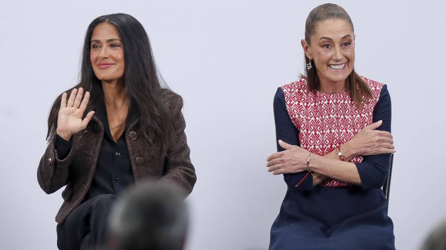 La actriz productora y directora mexicana Salma Hayek (c-i), y la presidenta de México, Claudia Sheinbaum (c-d), participan en una rueda de prensa este domingo, en el Palacio Nacional de la Ciudad de México.