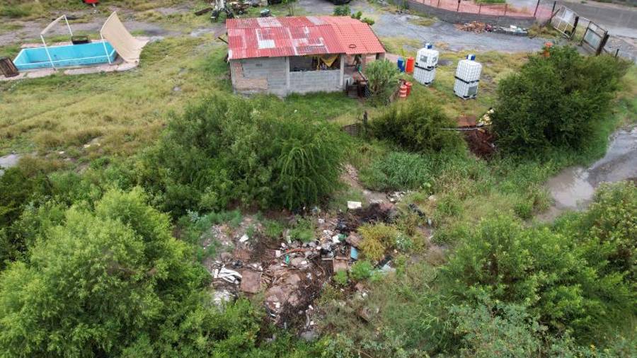 Un recorrido de VANGUARDIA confirmó la presencia de escombro, muebles abandonados y autopartes en el sitio.