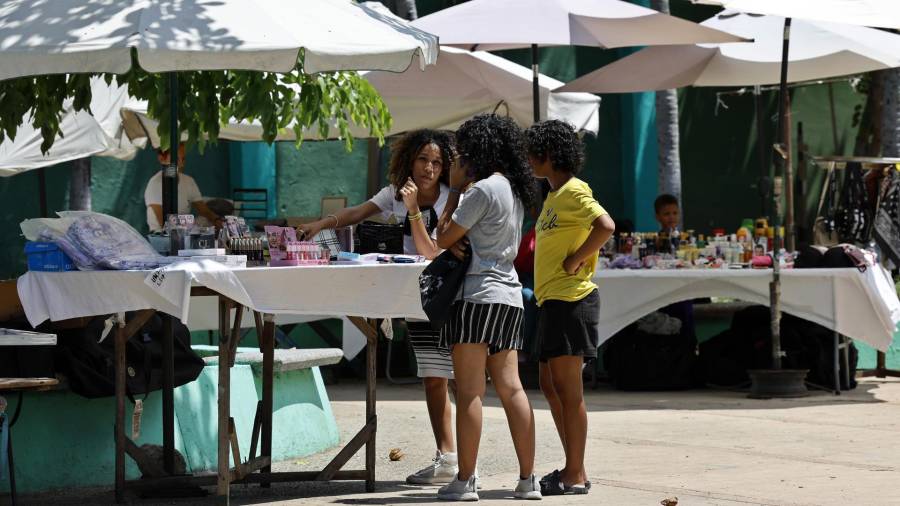 Fotografía del 8 de agosto de 2026 que muestra a personas comprando en un comercio callejero en La Habana, Cuba.