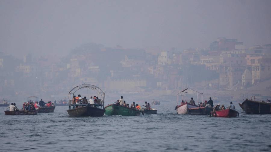 Turistas realizan un paseo en barco temprano por la mañana en el río Ganges en Varanasi, India.