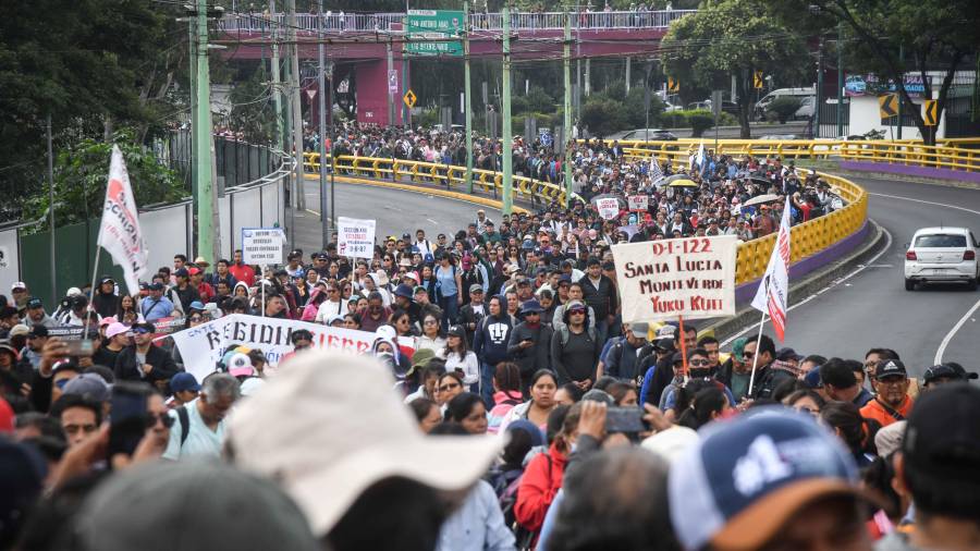 A temprana hora, el Secretario de Educación les canceló una cita y decidieron concentrarse en el cruce de Paseo de la Reforma y el eje 1 Pte Cuauhtémoc.